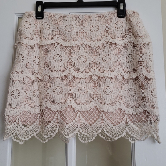 Jennifer Lopez Dresses & Skirts - Jennifer Lopez Cream Crochet Lined Scallop Skirt